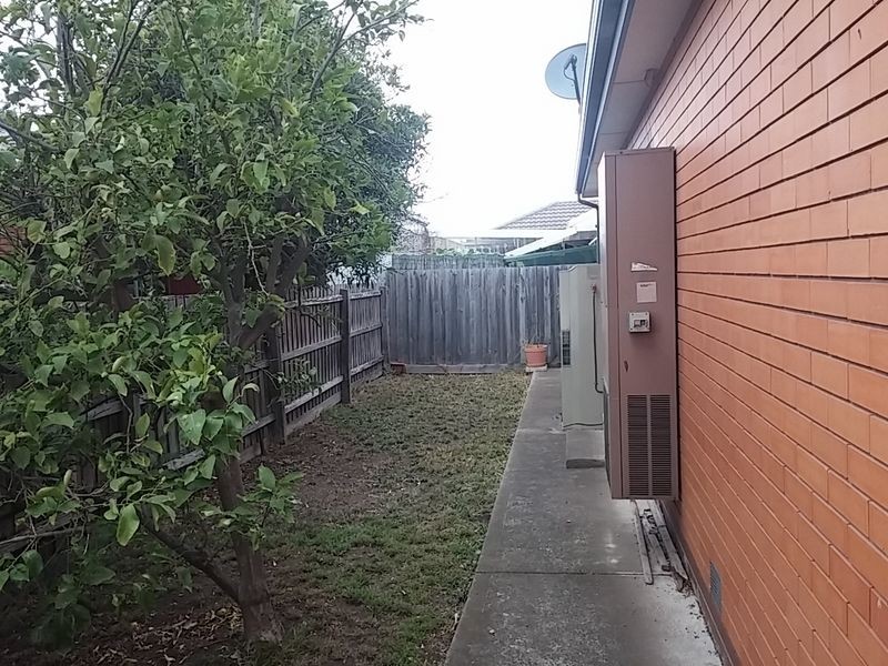 1/2 Marsden Crescent, St Albans VIC 3021