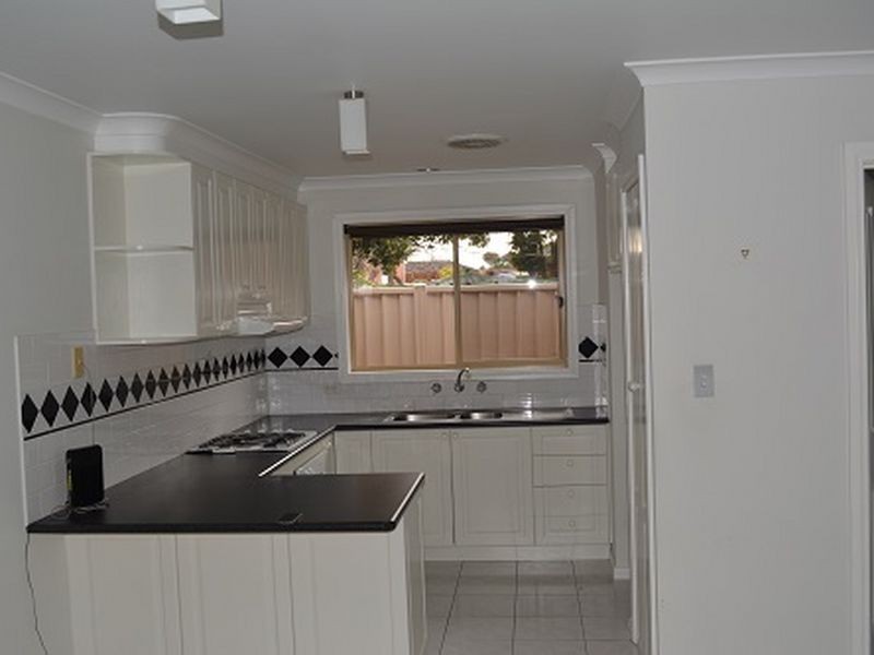 2/68 Kurung Drive, Kings Park VIC 3021