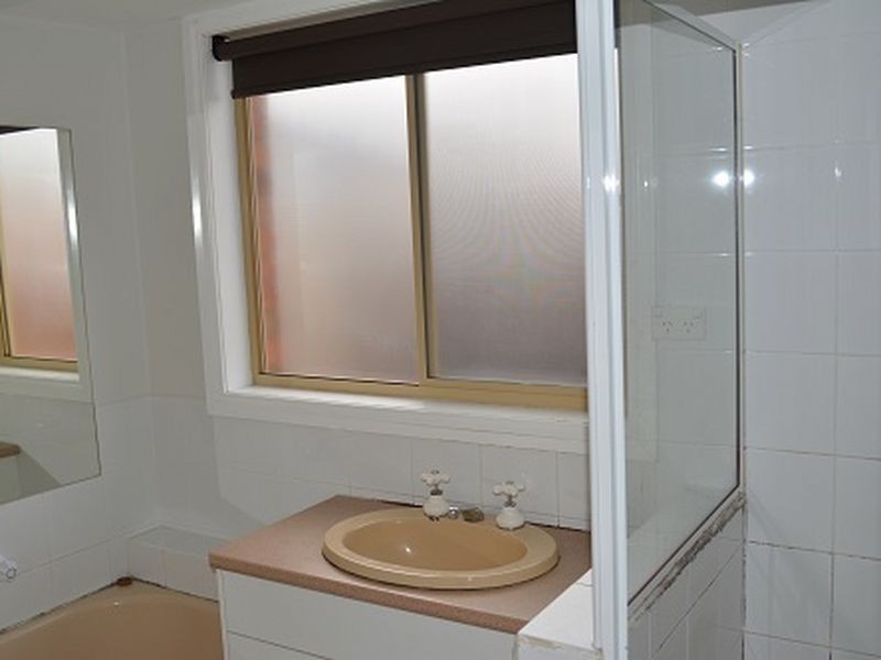 2/68 Kurung Drive, Kings Park VIC 3021