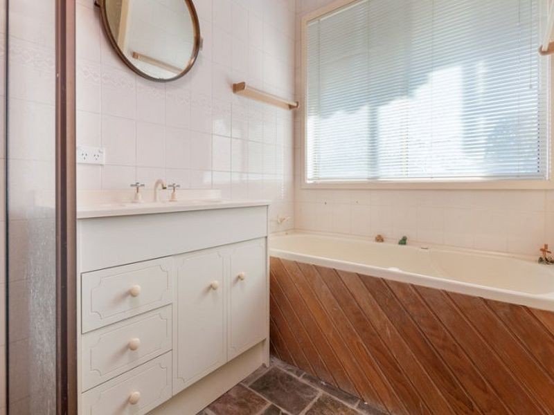 5 Blamey Drive, Melton South VIC 3338