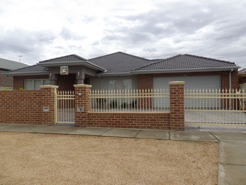 68 Jyndabyne Avenue, Taylors Hill VIC 3037