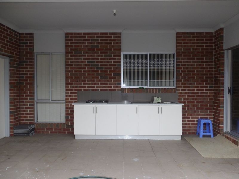 68 Jyndabyne Avenue, Taylors Hill VIC 3037