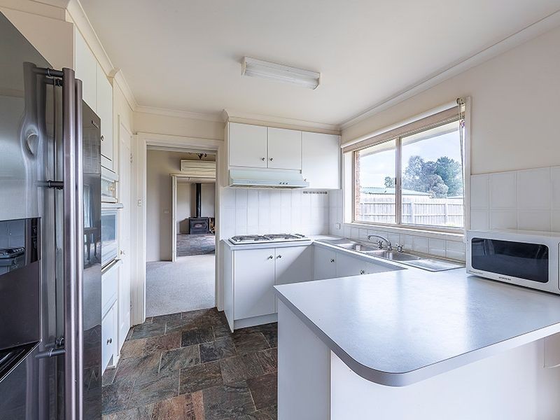 16 Coleraine Drive, Romsey VIC 3434