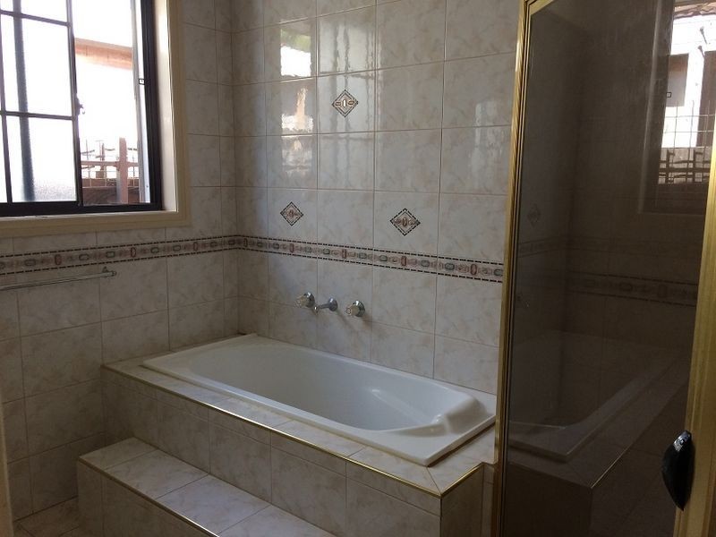 8 Moonstone Circuit, St Albans VIC 3021