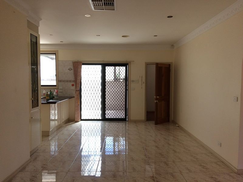 8 Moonstone Circuit, St Albans VIC 3021