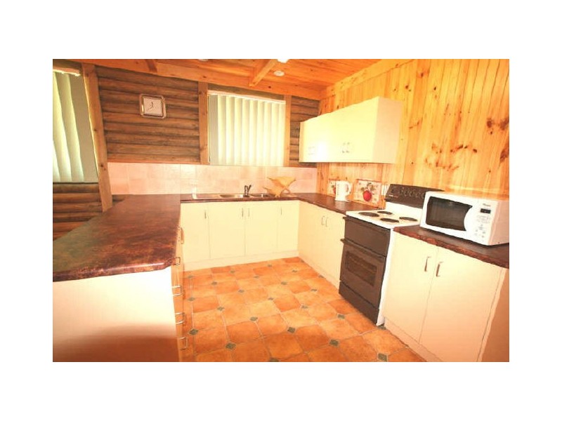 Log Cabin No 3 Coast Rd, Moonta SA 5558