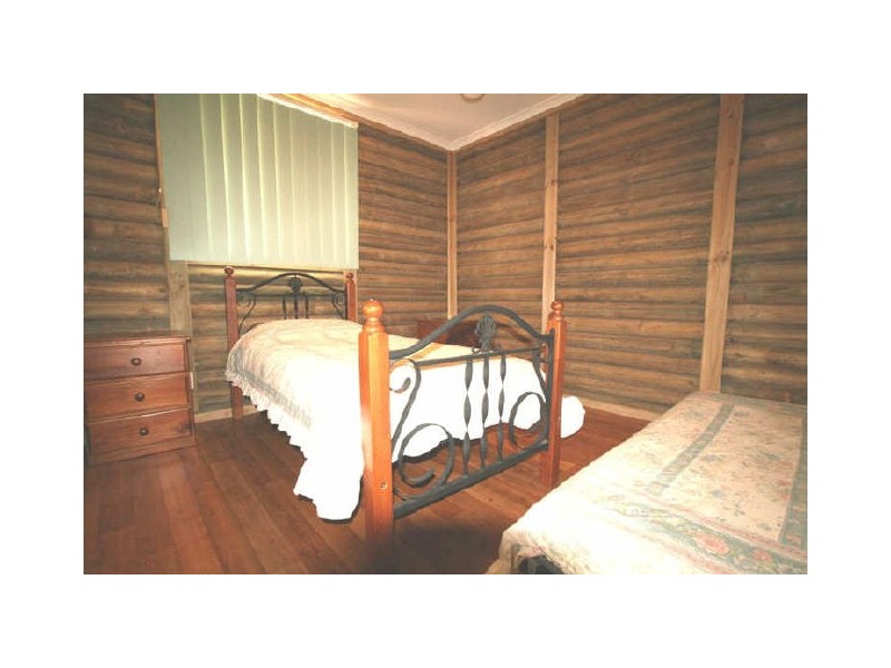 Log Cabin No 3 Coast Rd, Moonta SA 5558