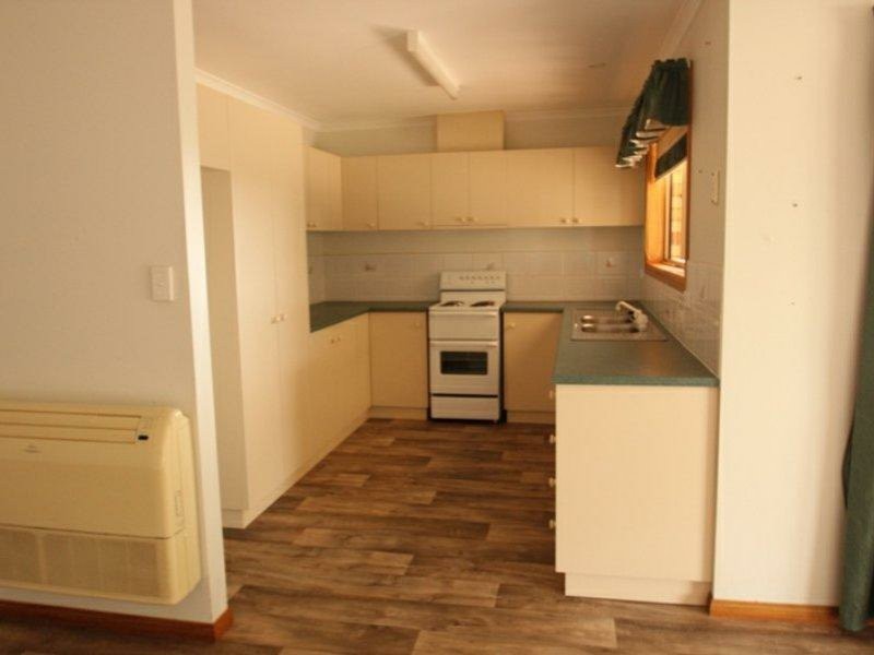 4 Gilmore Crescent, Wallaroo SA 5556