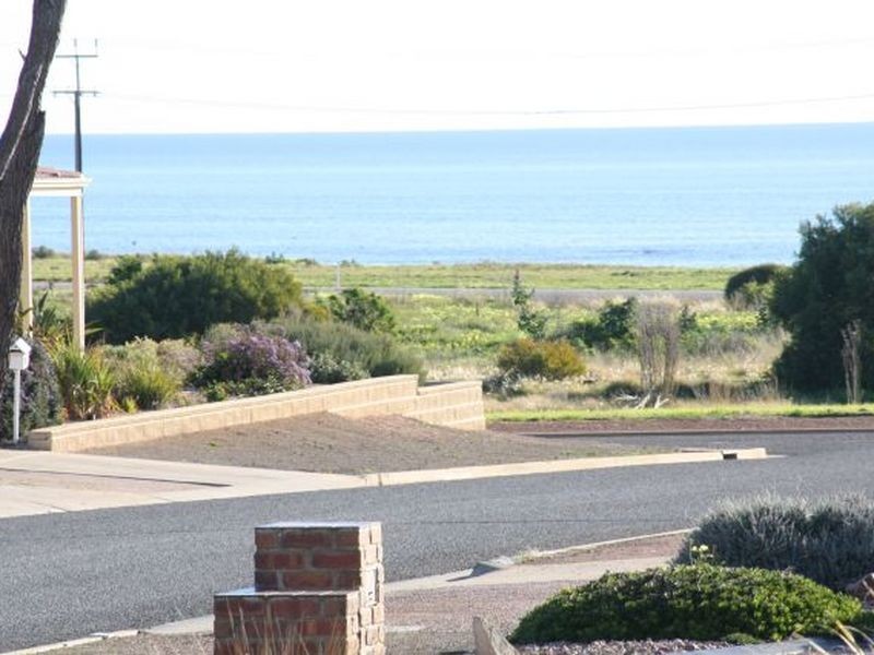 10 Malcolm Crt, Wallaroo SA 5556