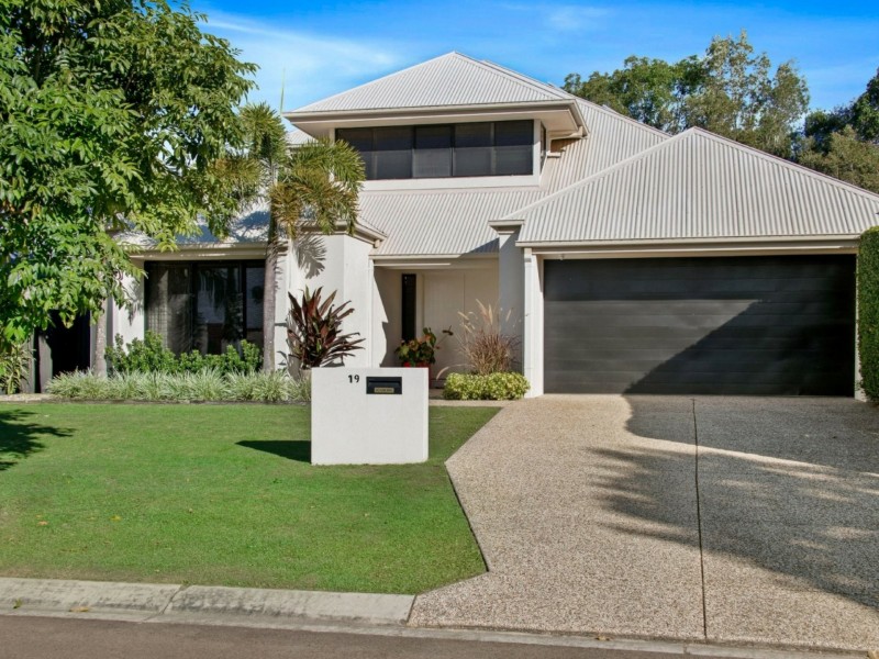 19 Barcoola Place, Twin Waters QLD 4564