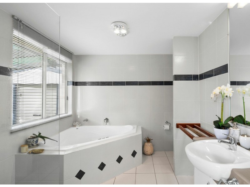 23 Baker-Finch Place, Twin Waters QLD 4564