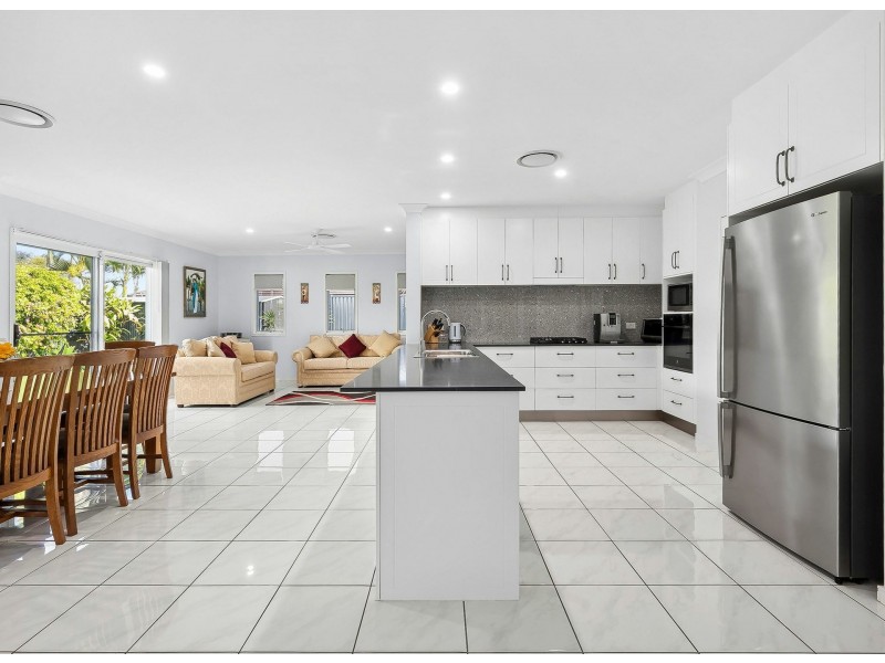 17 Anchorage Cct, Twin Waters QLD 4564