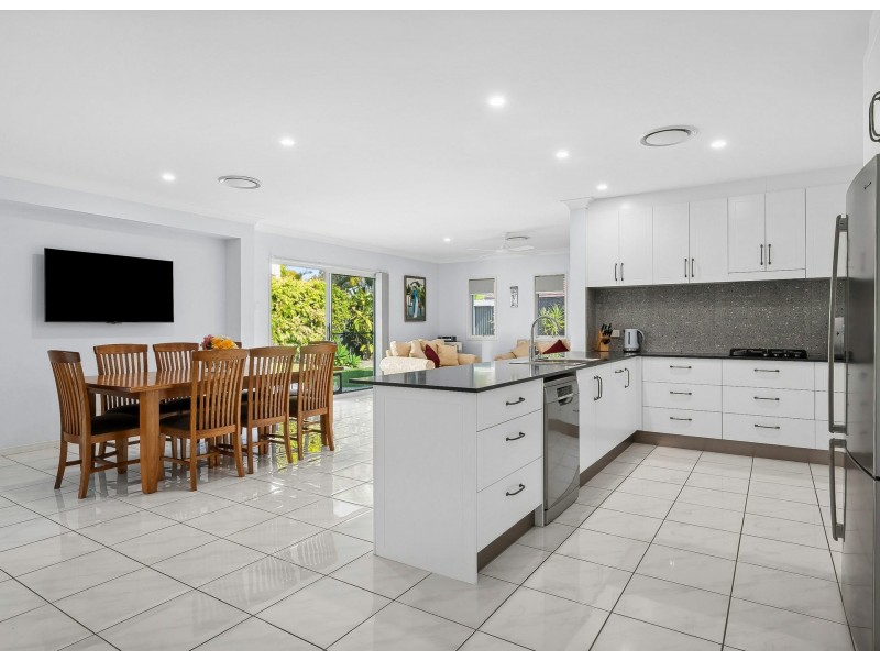 17 Anchorage Cct, Twin Waters QLD 4564