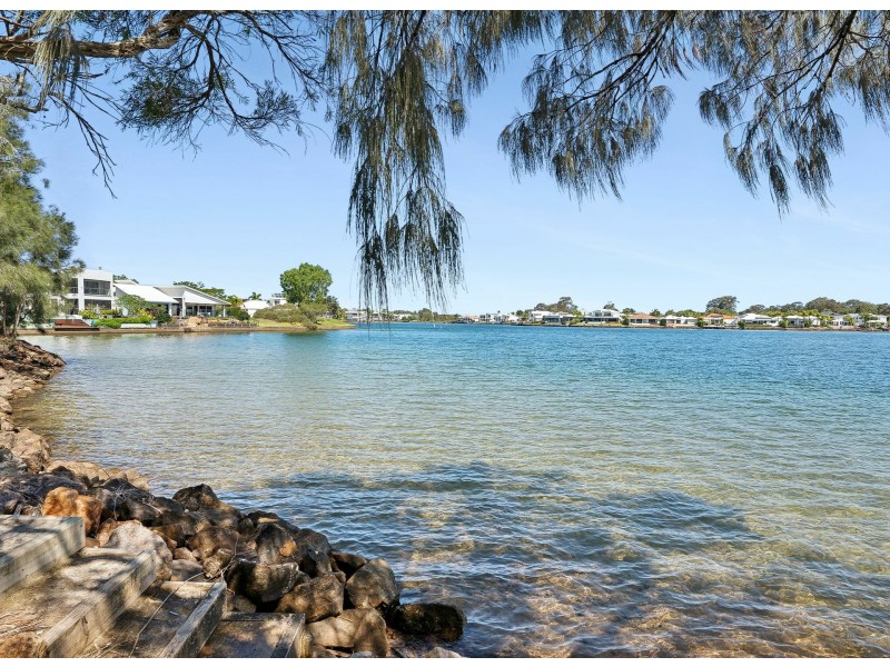 35 Lake View Drive, Twin Waters QLD 4564