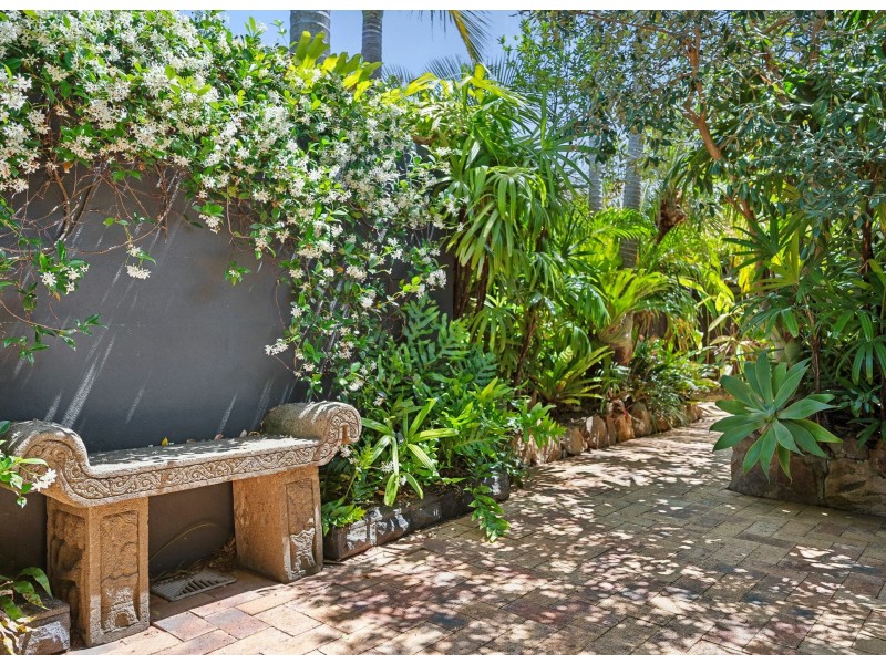 35 Lake View Drive, Twin Waters QLD 4564