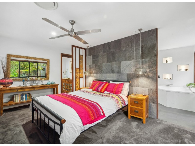 35 Lake View Drive, Twin Waters QLD 4564