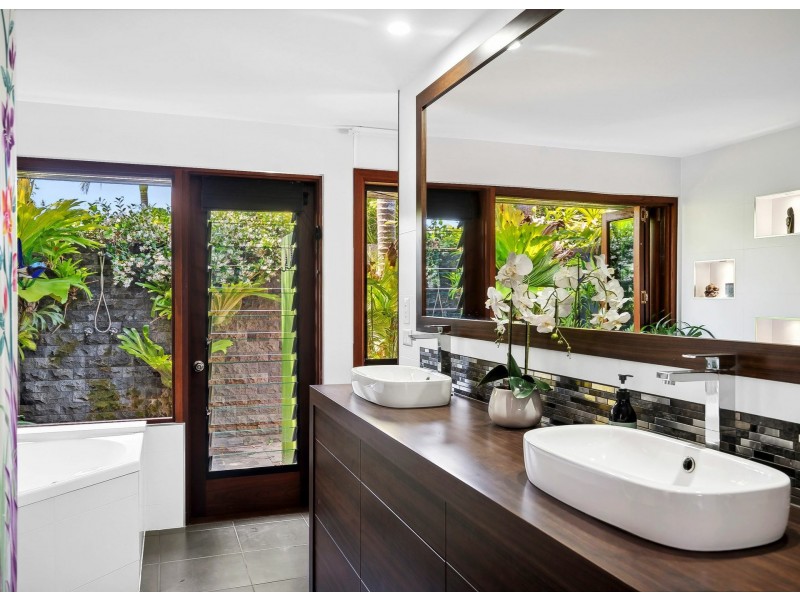 35 Lake View Drive, Twin Waters QLD 4564