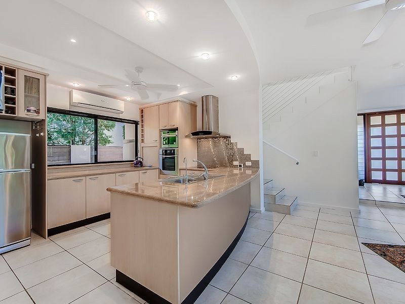 6 Baker Finch Place, Twin Waters QLD 4564