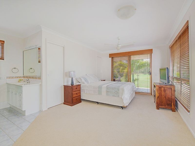 16 Baker Finch Place, Twin Waters QLD 4564