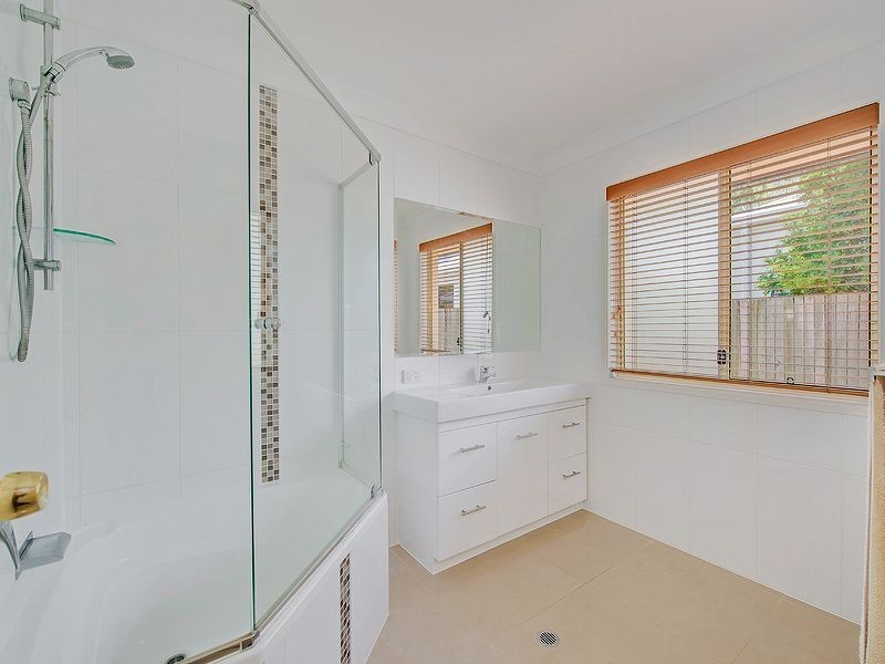 16 Baker Finch Place, Twin Waters QLD 4564