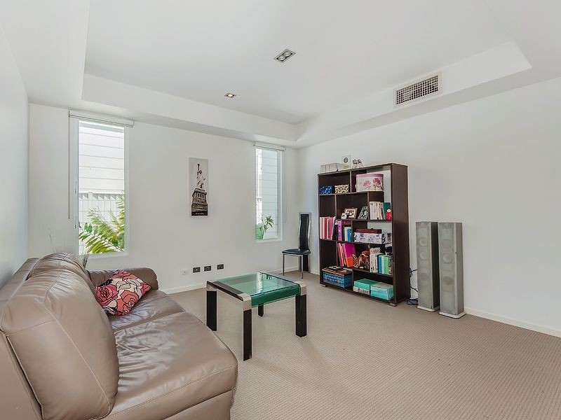 8 Waterfront Court, Twin Waters QLD 4564