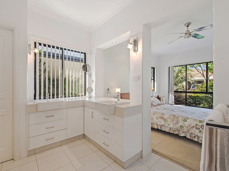 25 Baker Finch Place, Twin Waters QLD 4564