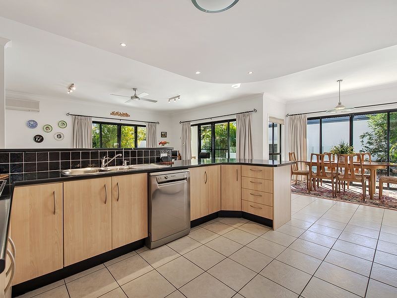 25 Baker Finch Place, Twin Waters QLD 4564