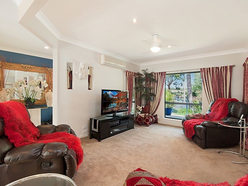 2 Baker Finch Place, Twin Waters QLD 4564