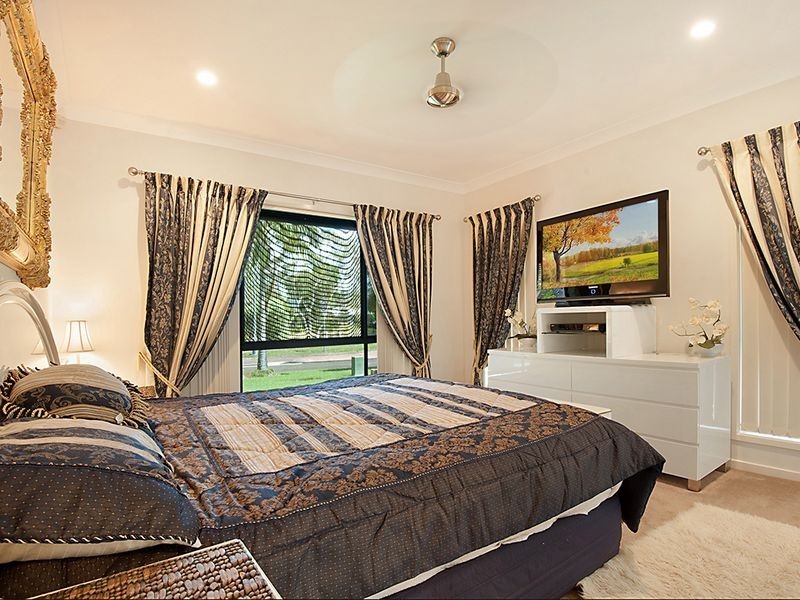 2 Baker Finch Place, Twin Waters QLD 4564