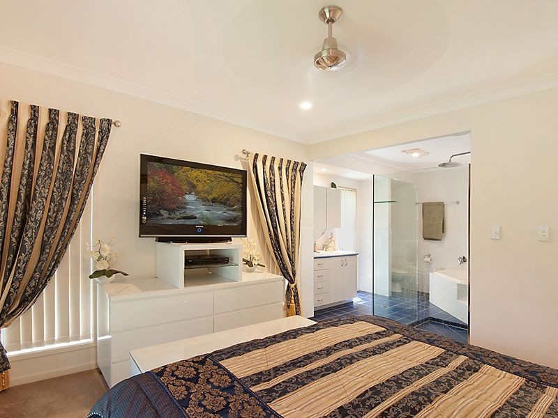 2 Baker Finch Place, Twin Waters QLD 4564