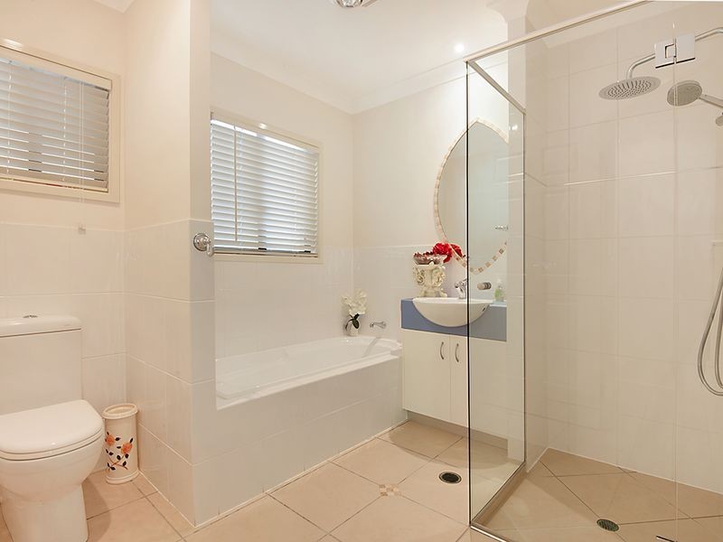 2 Baker Finch Place, Twin Waters QLD 4564