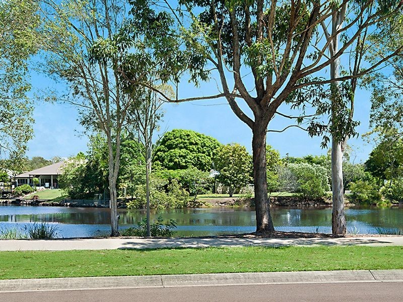 2 Baker Finch Place, Twin Waters QLD 4564