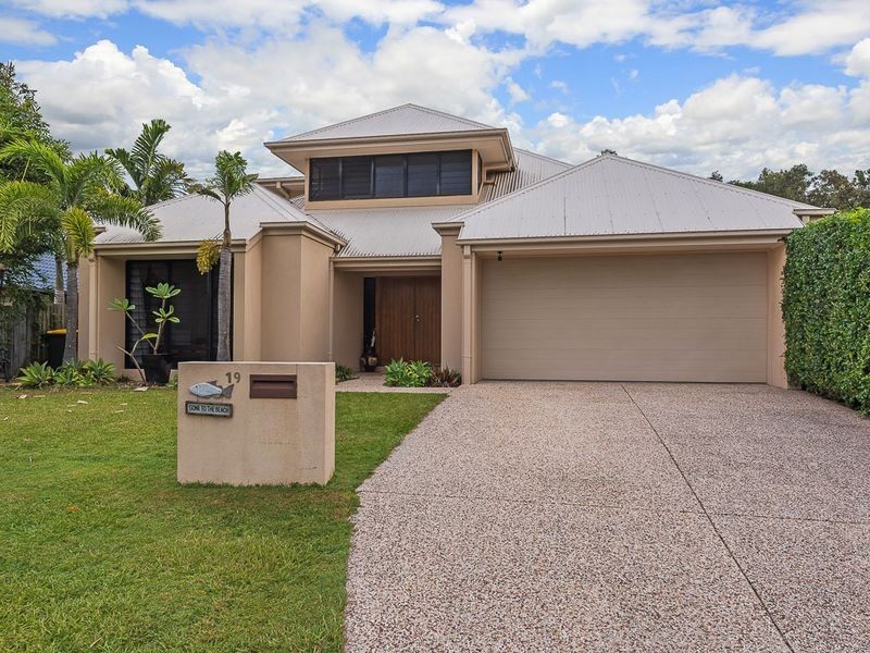 19 Barcoola Place, Twin Waters QLD 4564