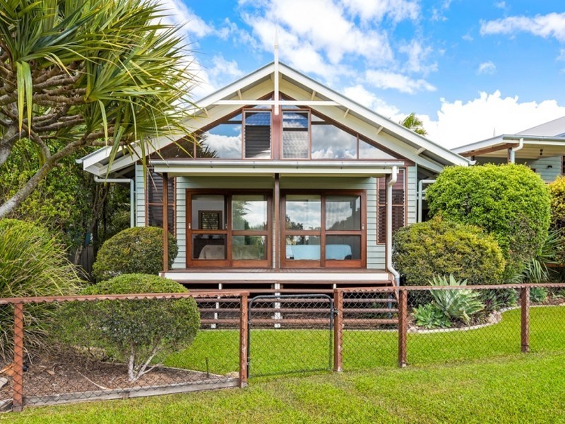 16 North Beach Place, Mudjimba QLD 4564