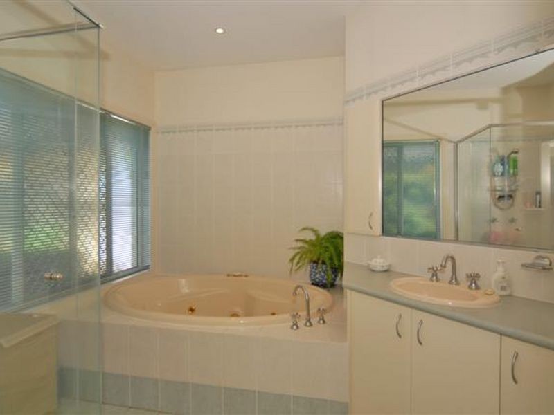 1 Staysail Place, Twin Waters QLD 4564