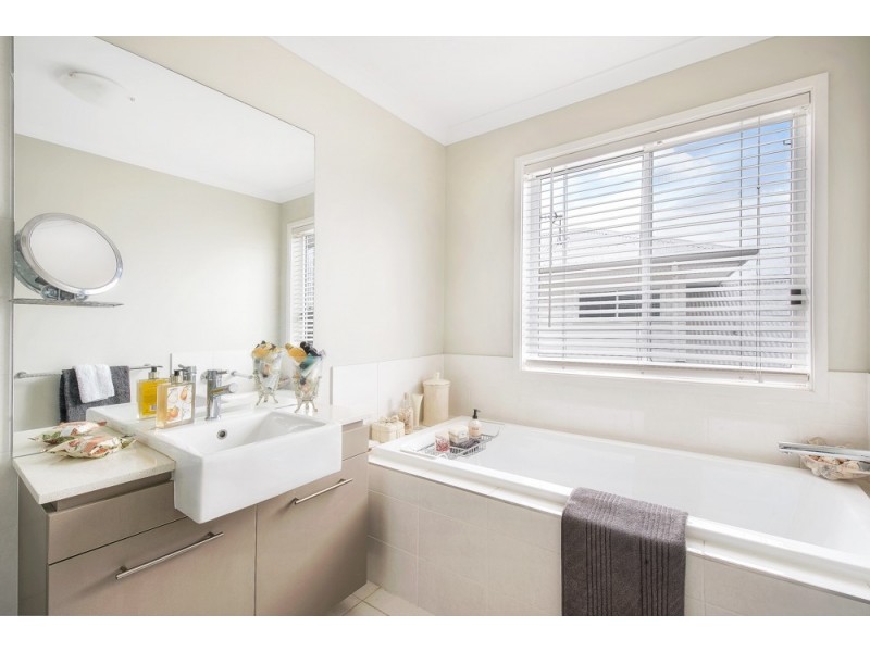 4 Sand Lane, Twin Waters QLD 4564