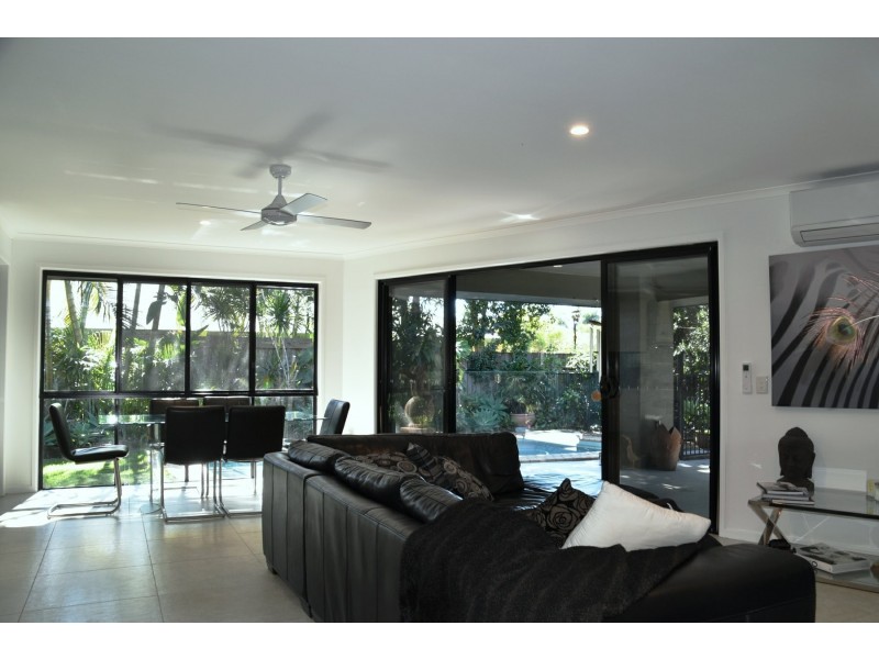 10 Barcoola Place, Twin Waters QLD 4564