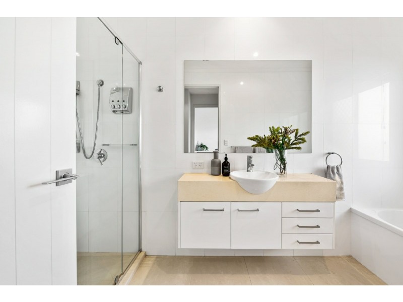 4 River Edge Court, Twin Waters QLD 4564