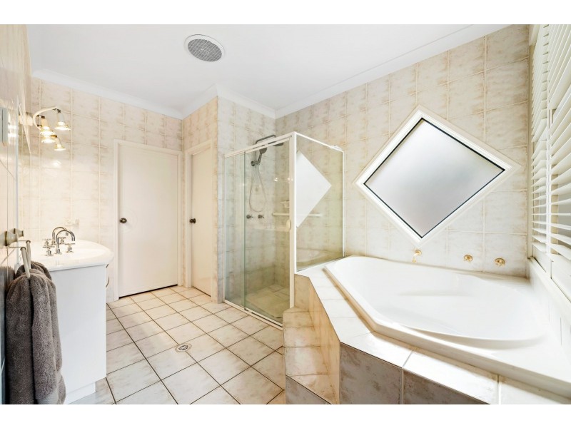 17 Glenwood Place, Twin Waters QLD 4564