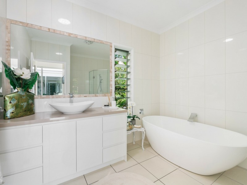 8 Carnoustie Court, Twin Waters QLD 4564