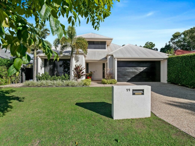 19 Barcoola Place, Twin Waters QLD 4564