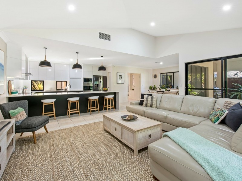 19 Barcoola Place, Twin Waters QLD 4564