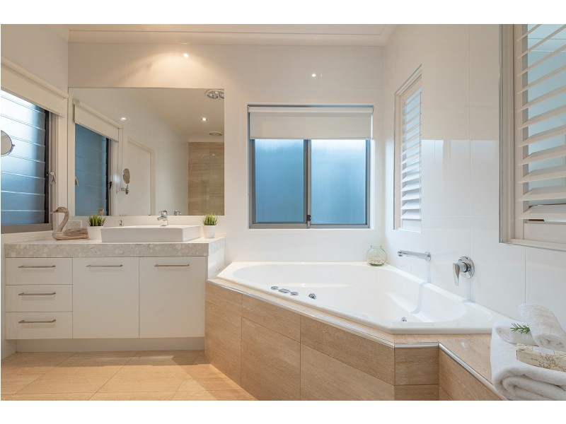 27 Hetherington Drive, Twin Waters QLD 4564