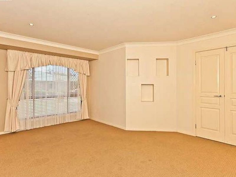 7 King Parrot Court, Cashmere QLD 4500