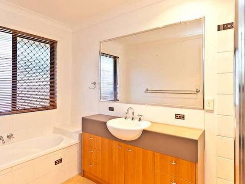 7 King Parrot Court, Cashmere QLD 4500