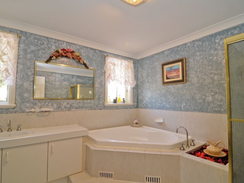 11 Dinmore Place, Castle Hill NSW 2154