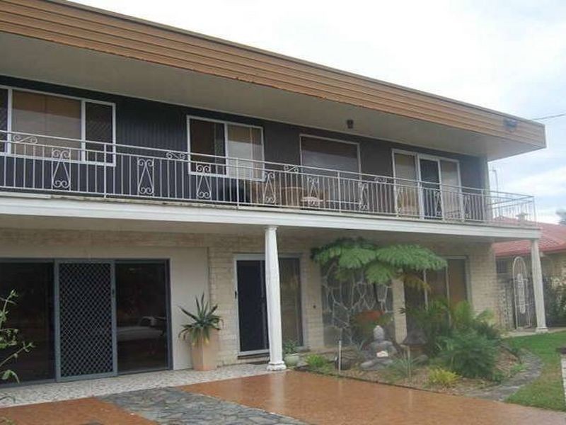 9 Poinciana Blvd, Broadbeach Waters QLD 4218