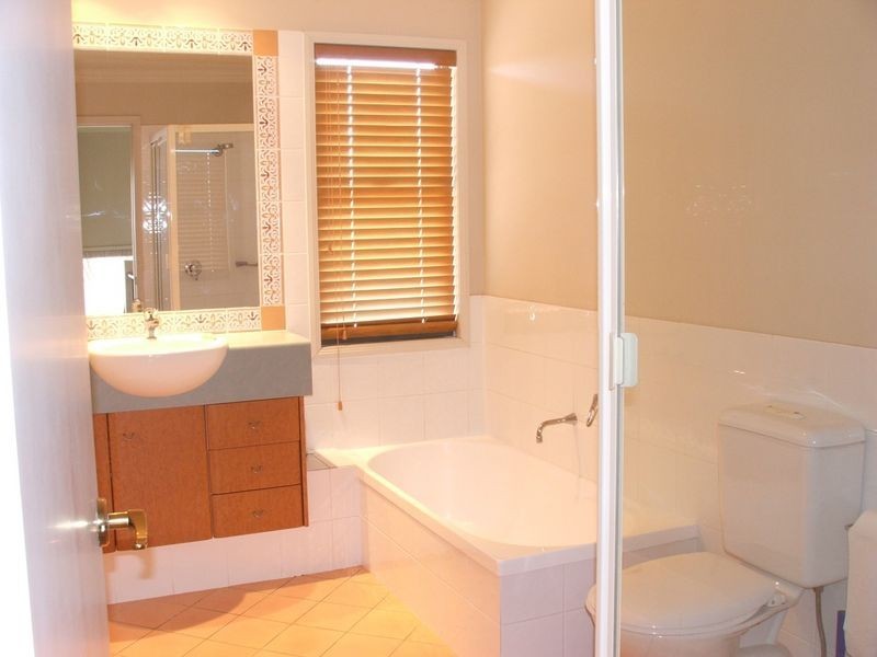 Clear Island Waters QLD 4226