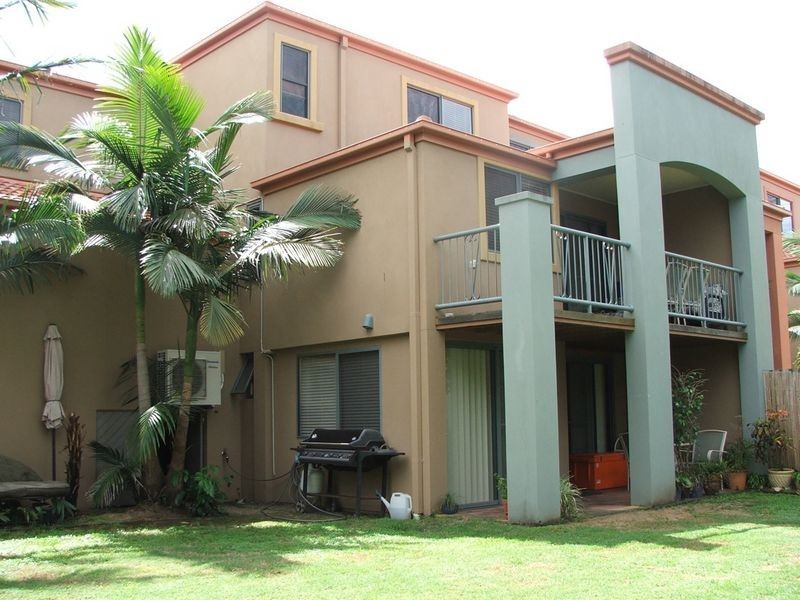 Clear Island Waters QLD 4226