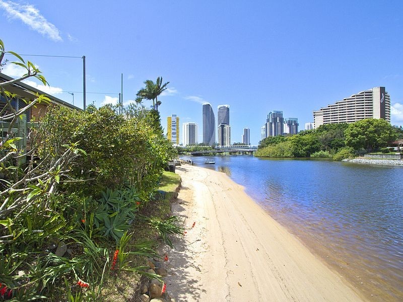 17 Miami Key, Broadbeach Waters QLD 4218